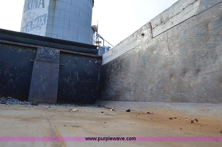 image for item I7000 1992 Ford F700 dump truck