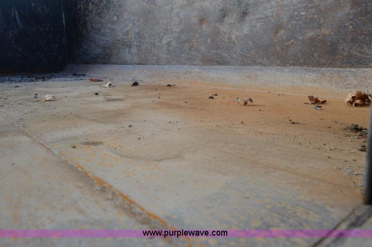 image for item I7000 1992 Ford F700 dump truck