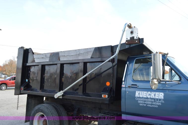 image for item I7000 1992 Ford F700 dump truck