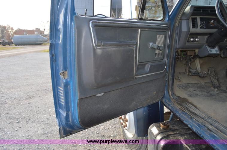 image for item I7000 1992 Ford F700 dump truck