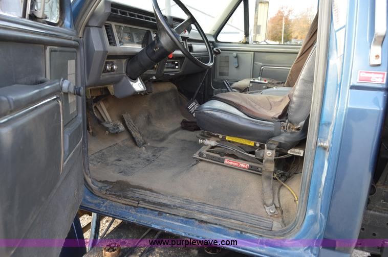 image for item I7000 1992 Ford F700 dump truck