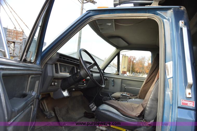 image for item I7000 1992 Ford F700 dump truck