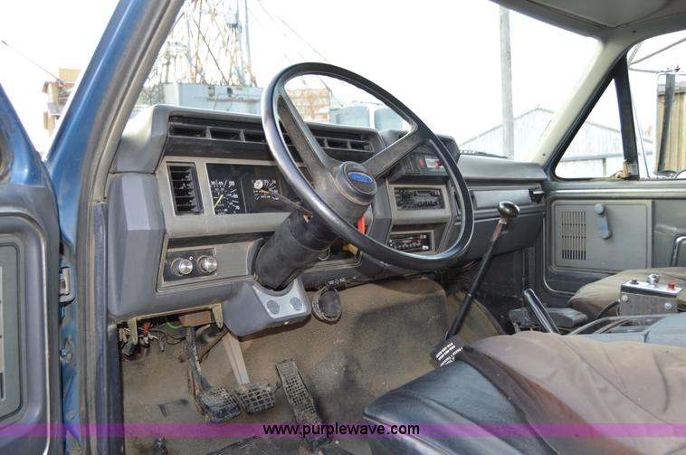 image for item I7000 1992 Ford F700 dump truck