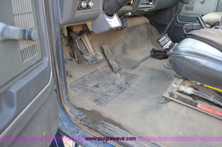 image for item I7000 1992 Ford F700 dump truck