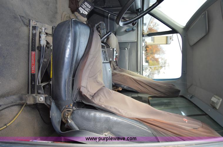 image for item I7000 1992 Ford F700 dump truck