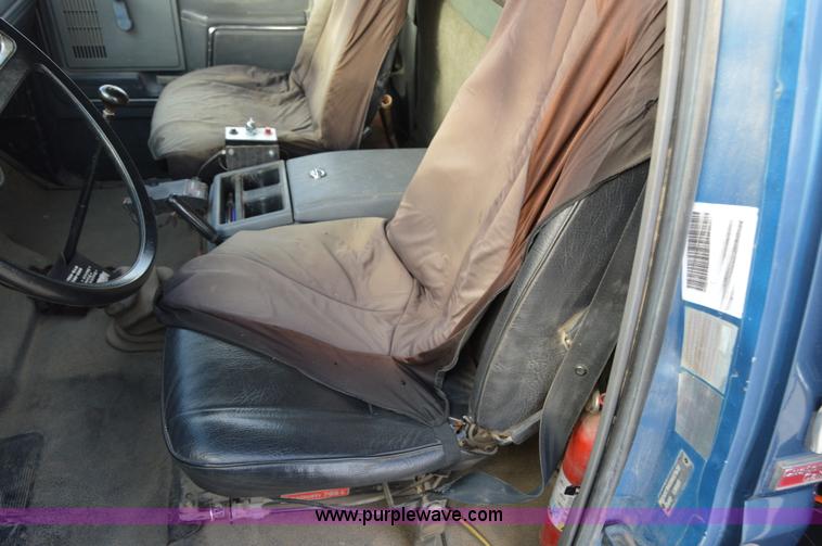 image for item I7000 1992 Ford F700 dump truck