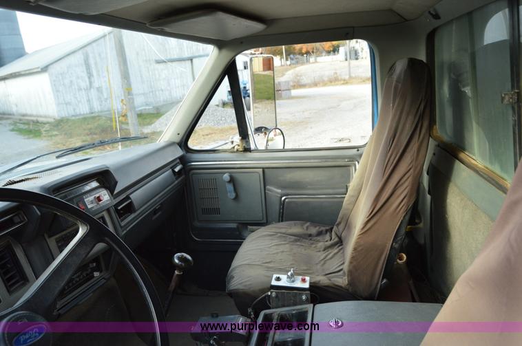 image for item I7000 1992 Ford F700 dump truck