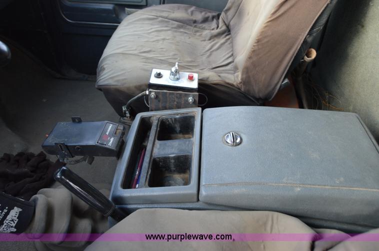 image for item I7000 1992 Ford F700 dump truck