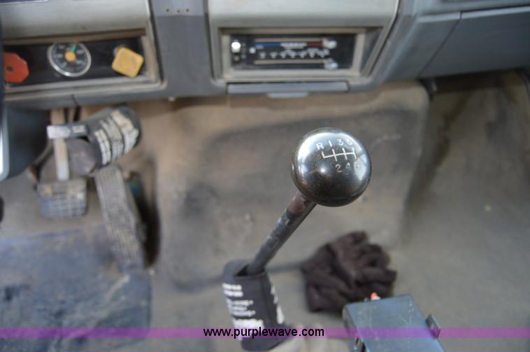 image for item I7000 1992 Ford F700 dump truck