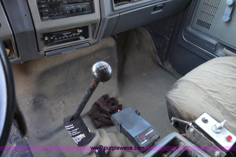 image for item I7000 1992 Ford F700 dump truck