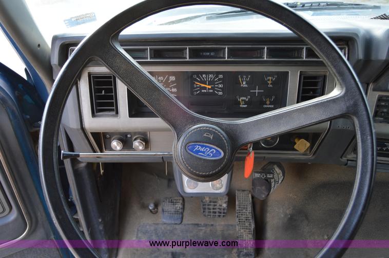 image for item I7000 1992 Ford F700 dump truck