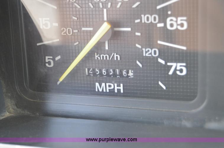 image for item I7000 1992 Ford F700 dump truck