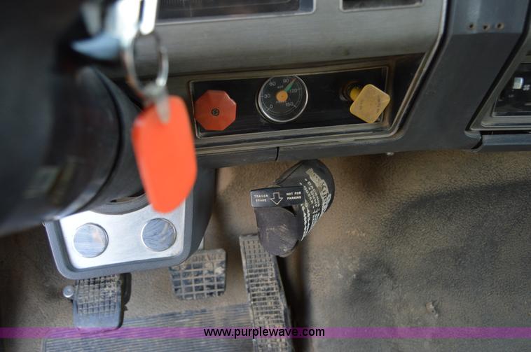 image for item I7000 1992 Ford F700 dump truck