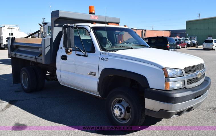 image for item I8619 2004 Chevrolet Silverado 3500 flatbed dump truck
