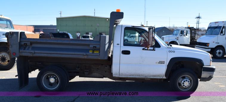 image for item I8619 2004 Chevrolet Silverado 3500 flatbed dump truck