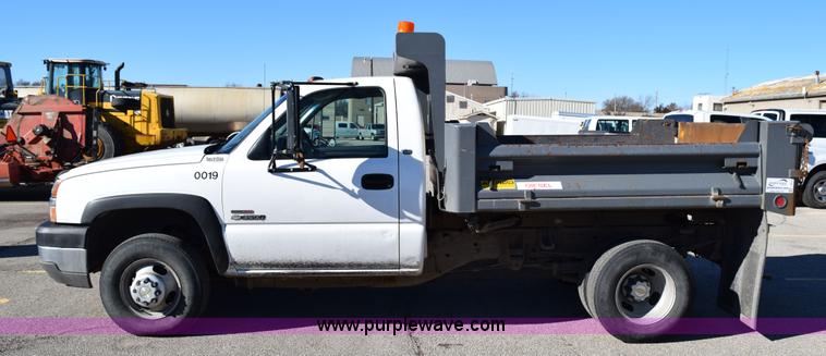 image for item I8619 2004 Chevrolet Silverado 3500 flatbed dump truck