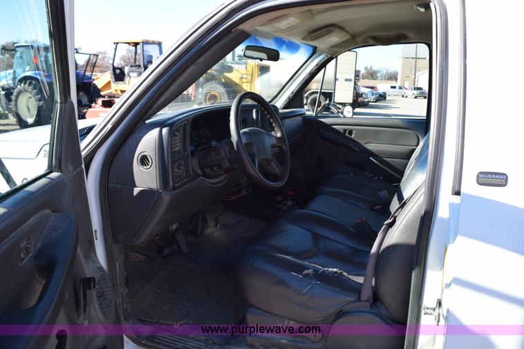 image for item I8619 2004 Chevrolet Silverado 3500 flatbed dump truck