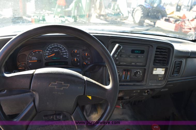 image for item I8619 2004 Chevrolet Silverado 3500 flatbed dump truck