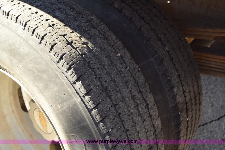 image for item I8619 2004 Chevrolet Silverado 3500 flatbed dump truck