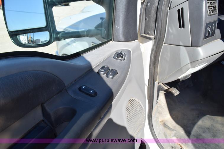 image for item I8667 2003 Ford F450 XLT Super Duty flatbed truck