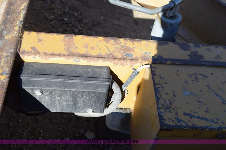 image for item I8668 2005 Redi Haul flatbed trailer