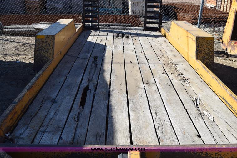 image for item I8668 2005 Redi Haul flatbed trailer