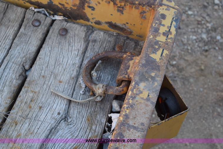 image for item I8668 2005 Redi Haul flatbed trailer