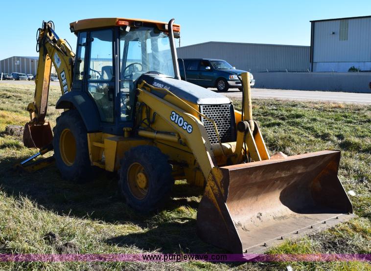 image for item I8674 2001 John Deere 310SG backhoe