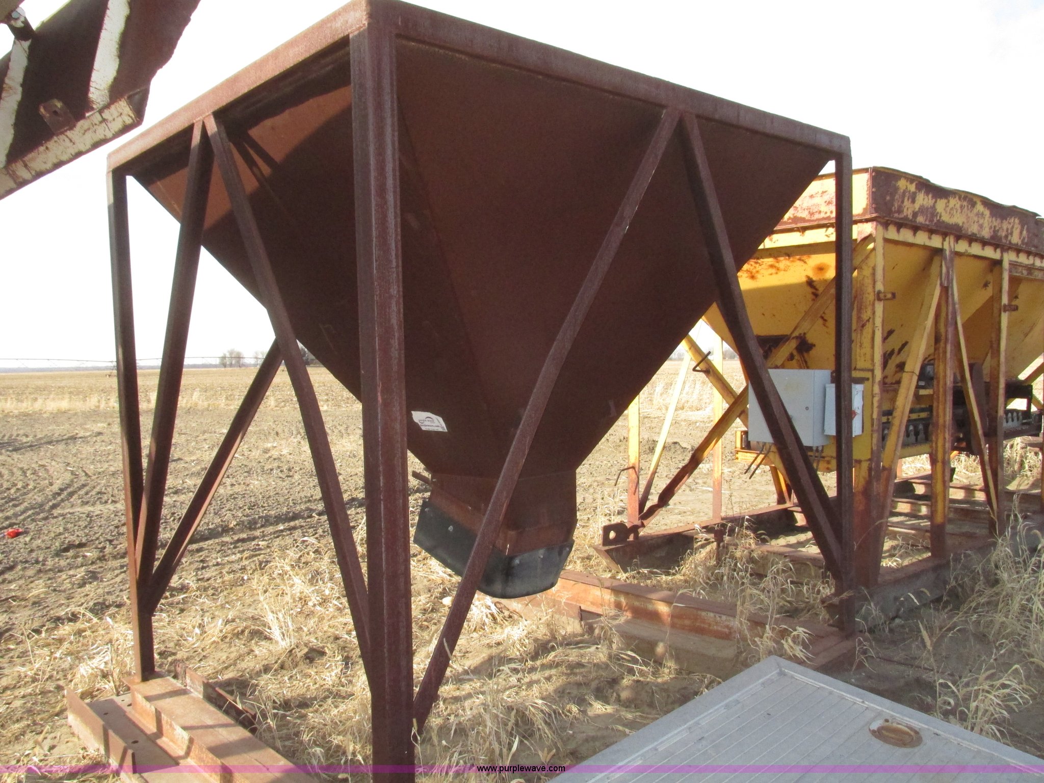Single bin aggregate hopper/feeder in Modale, IA Item G9867 sold