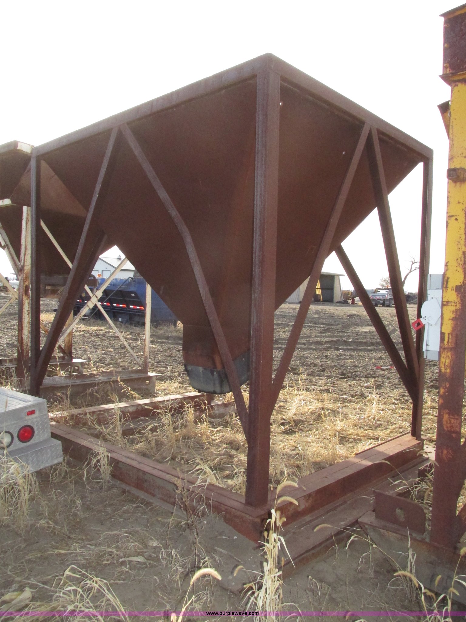 Single bin aggregate hopper/feeder in Modale, IA Item G9867 sold