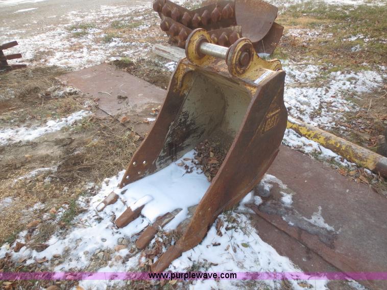image for item BA9468 Caterpillar 26"W excavator bucket