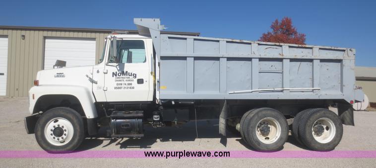 image for item D2204 1992 Ford LT9000 dump truck