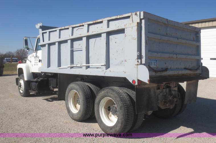 image for item D2204 1992 Ford LT9000 dump truck