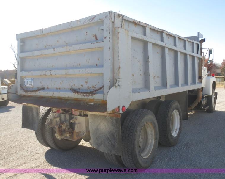 image for item D2204 1992 Ford LT9000 dump truck