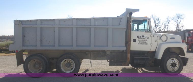 image for item D2204 1992 Ford LT9000 dump truck