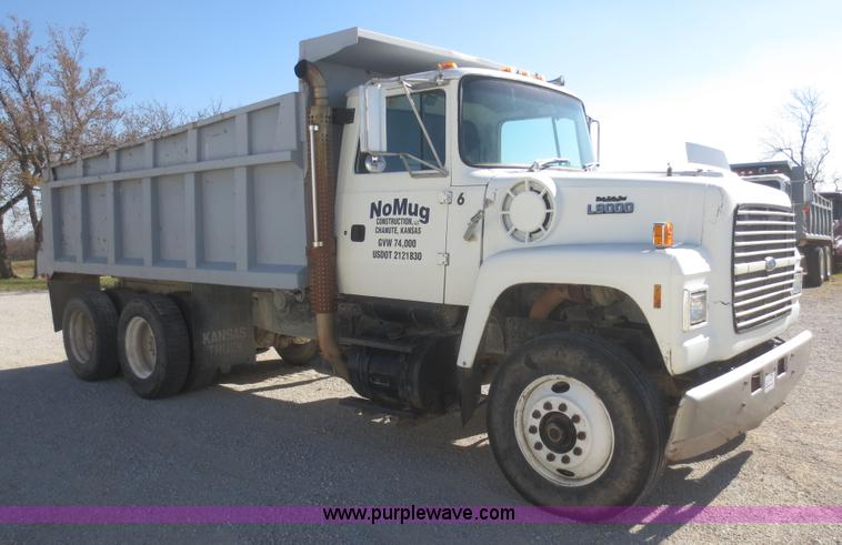 image for item D2204 1992 Ford LT9000 dump truck