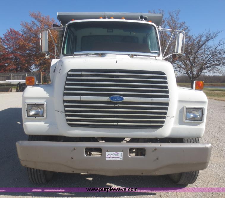 image for item D2204 1992 Ford LT9000 dump truck