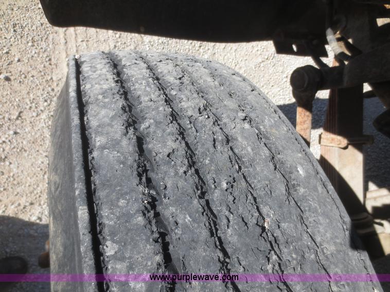 image for item D2204 1992 Ford LT9000 dump truck