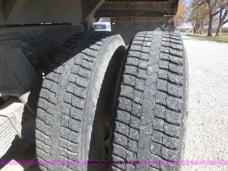 image for item D2204 1992 Ford LT9000 dump truck