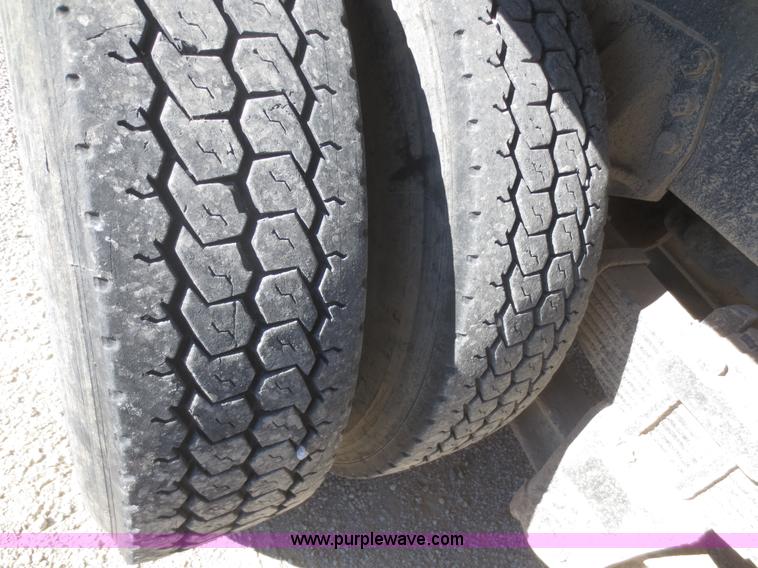 image for item D2204 1992 Ford LT9000 dump truck