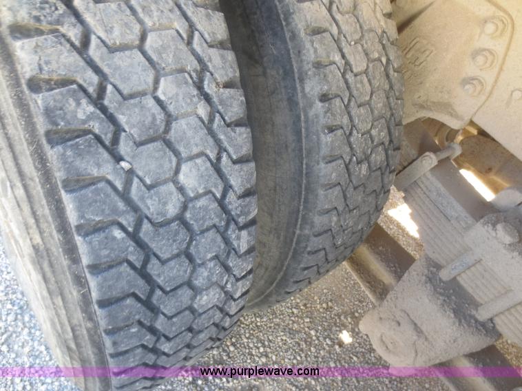 image for item D2204 1992 Ford LT9000 dump truck