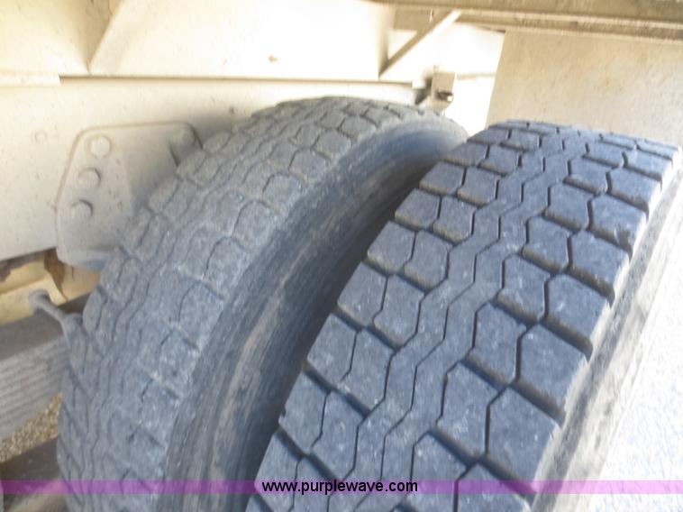 image for item D2204 1992 Ford LT9000 dump truck