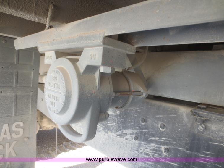 image for item D2204 1992 Ford LT9000 dump truck