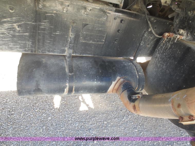 image for item D2204 1992 Ford LT9000 dump truck