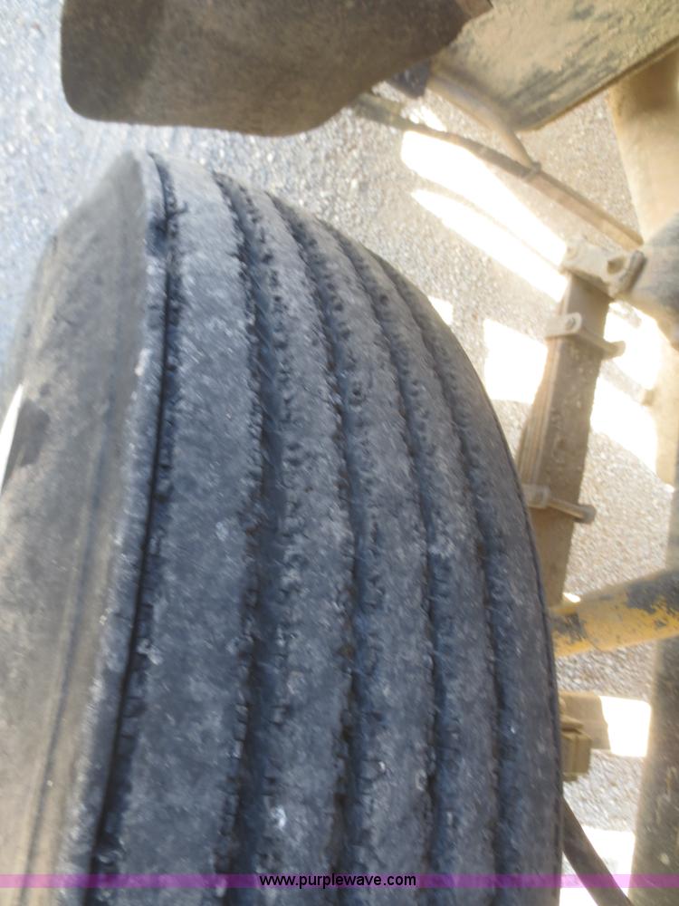 image for item D2204 1992 Ford LT9000 dump truck