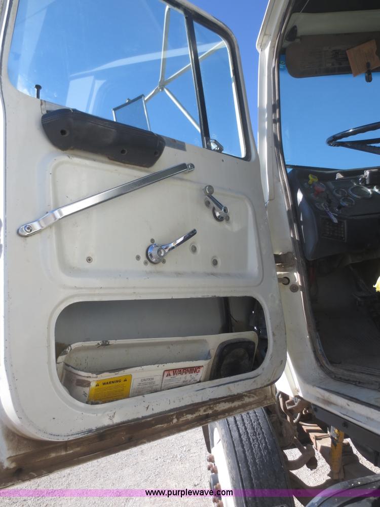 image for item D2204 1992 Ford LT9000 dump truck