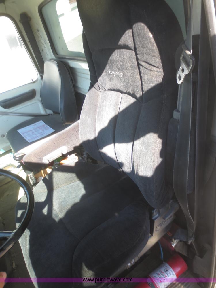 image for item D2204 1992 Ford LT9000 dump truck