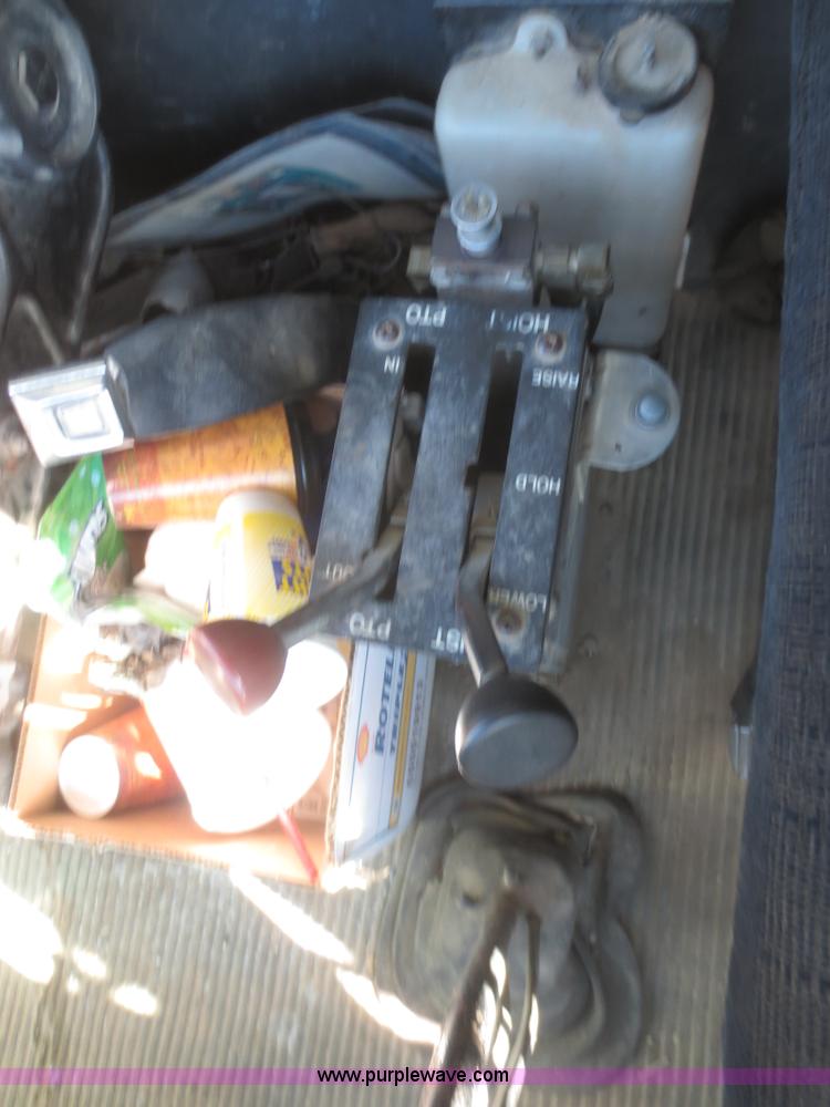 image for item D2204 1992 Ford LT9000 dump truck