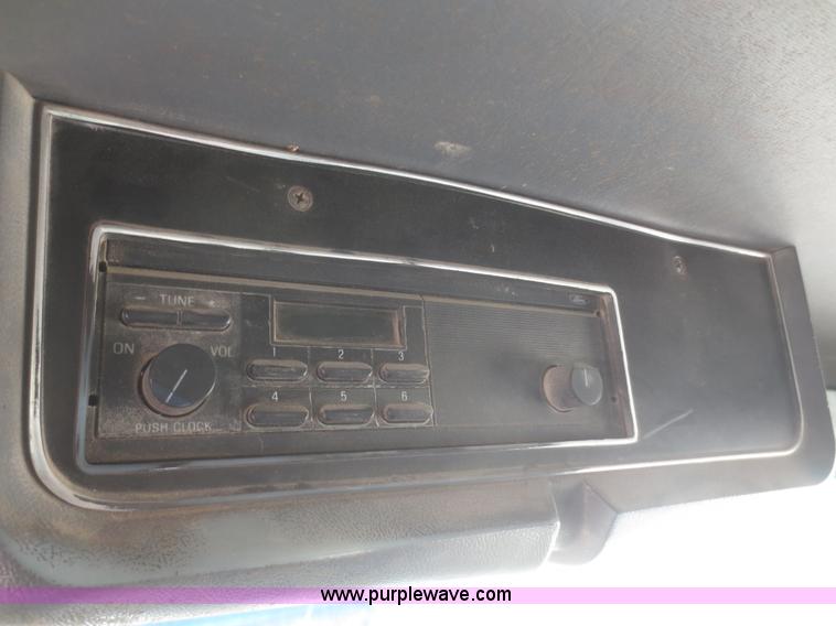 image for item D2204 1992 Ford LT9000 dump truck