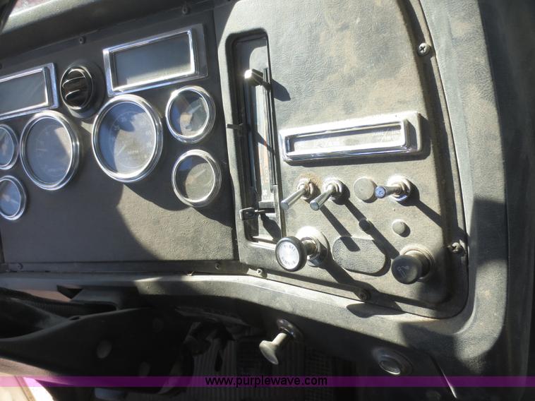 image for item D2204 1992 Ford LT9000 dump truck